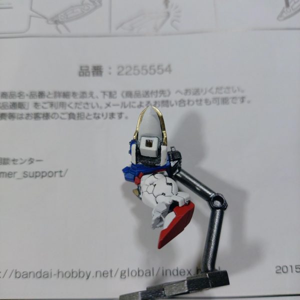 片手でツイン状態保持に違和感があったので、ローリングっぽくなるよう改造中目と目の間が開きすぎている気がするので、目と目の間隔を詰め、目を少し鋭角に。また、アンテナの下の部分を大型化。あとほうれい線を追加腕と肩パーツが一体化していたため、彫り込んで分離。（4枚目）