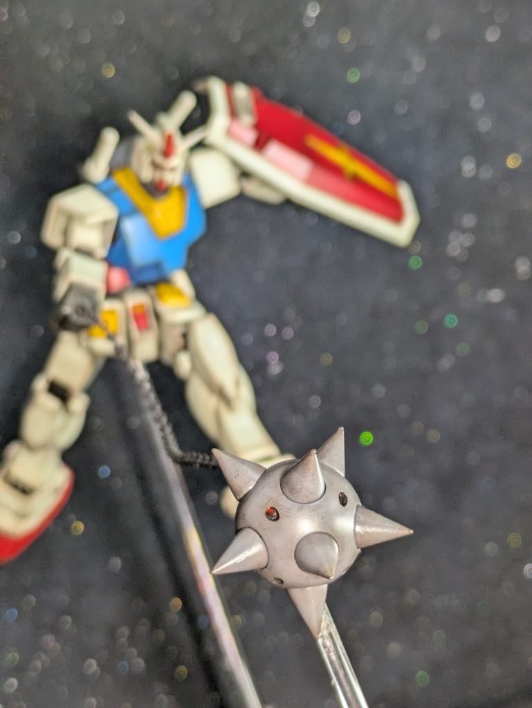 ハイパーハンマーでございます😊この武器制作にはバーニアの表現の為、コチラも手芸用のビーズを使用しているのですが塗装後に収める事でできず😅内部工作の段階でビーズを収めて塗装の時はマスキングゾルを使用して塗装しました😚.