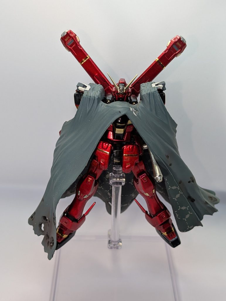 ABCマントは付属しないので、遥か昔に購入しホコリとヤニまみれだったGFF初期も初期のクロスボーンガンダムX1から拝借。裏地の幾何学模様がチャームポイント。本体が赤黒金なので、某宇宙海賊クイーン・◯メラルダスのようにも見えなくも…「私は◯メラルダス 無限の宇宙を戦いながら駆け抜ける不死身の女」フェイスオープンはさながら顔のサンマ傷のよう🤔若干オーバーサイズなので被せてディスプレイスタンドに載せましたが、某ガンダムアクションゲームに登場するような感じでカッコ良い(gundam-kao3)