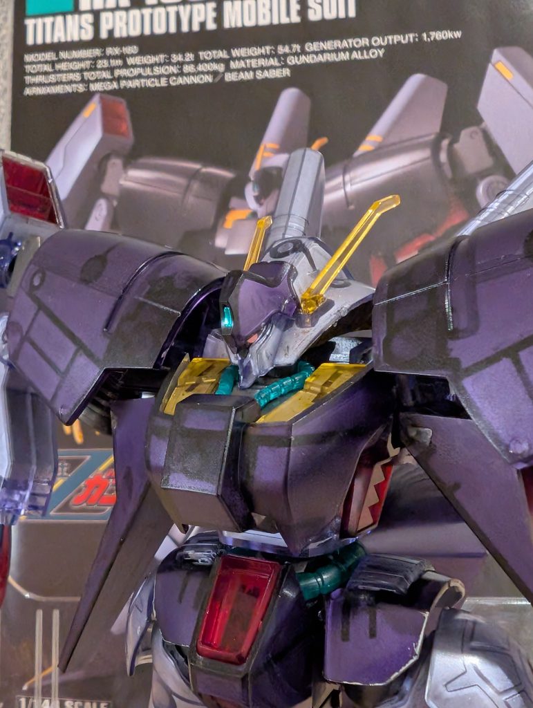 安易に考え、ペンと筆有れば何とかできるでしょう！なんて思ってしまいました。いざやってみると、ペン入らない！筆先が見えない！ホテルの照明暗くて塗れてるかどうかも分からない！もうダメだーってなり、とにかく出張中に完成を優先させてしまいました。モノアイはシールです。3パターンのシールが付いてまして、モノアイは流し目が好きなので左寄りにしました(zaku-kao1)やっぱり皆さんモノアイは正面派ですか？私は必ず寄せてしまいます(gundam-kao10)