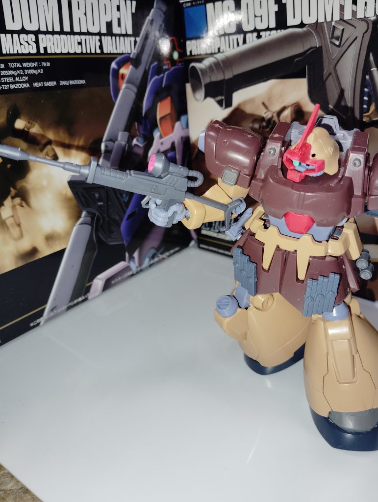 トローペンを持ってきた兵士の熱い熱情がジオン整備士の変態ロマン魂に火をつけた。ホバー移動が可能な強力なジェネレーターを元々持っているドムなのでビームライフルを装備、バックパックも強力なものに、