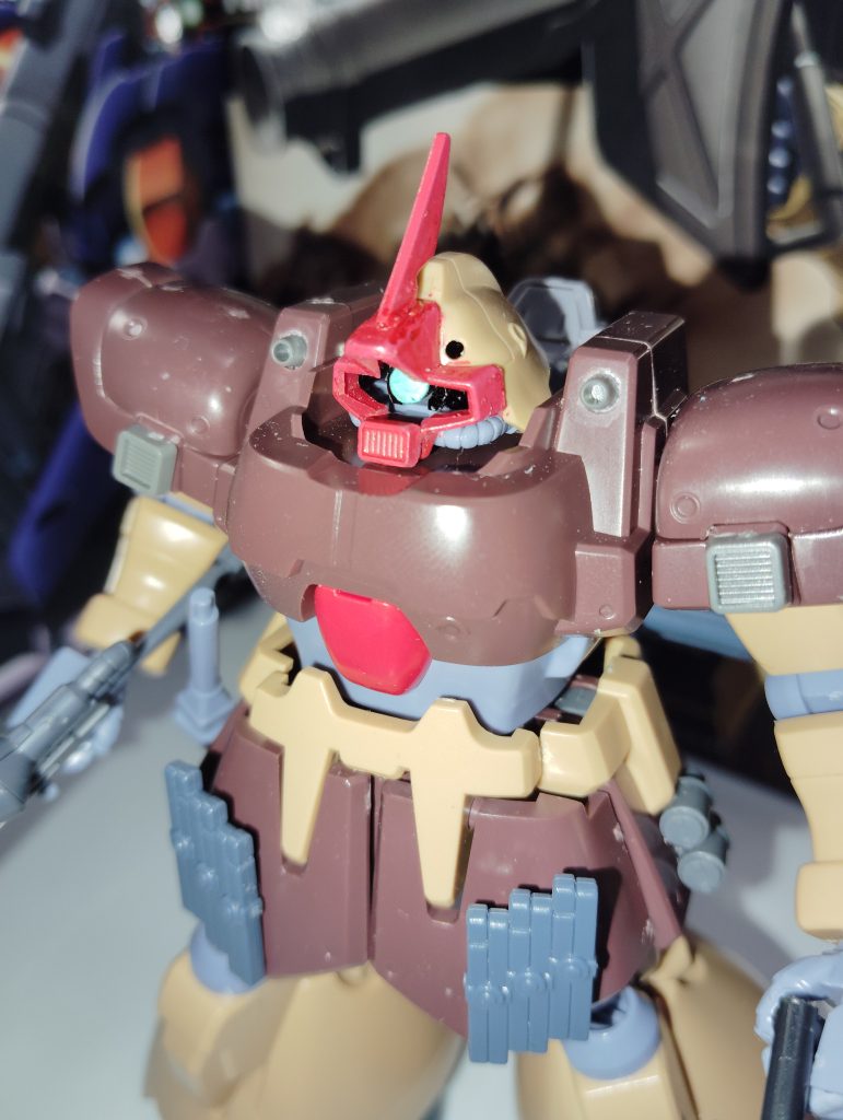 頭部は特に変更箇所が多い、排気効率を上げるためのダクトを前後に取り付けアンテナも装備ついでにバルカン砲、胴体にも同様のバルカンが一対。