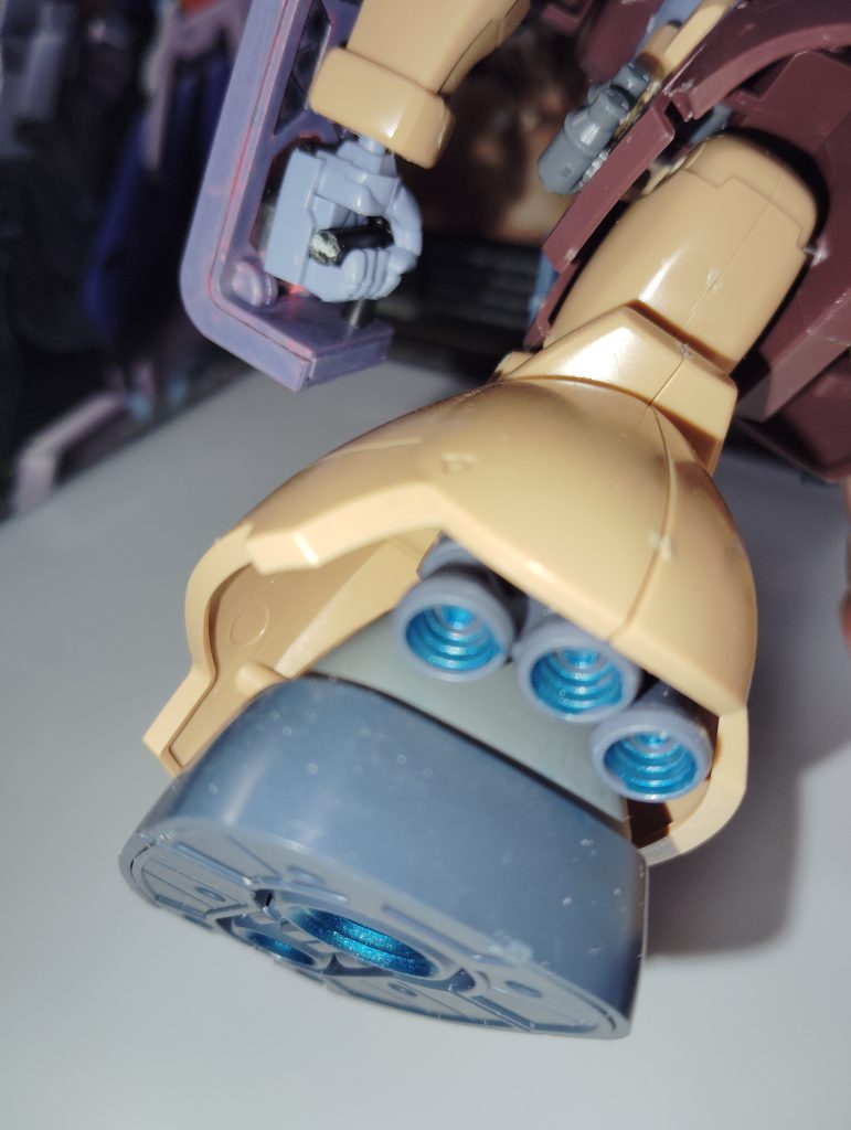 ゲルググの足に付け替えることで宇宙でも使用可能なスラスタープラストローペンには無かったロケットエンジンが付いた。現実の加工の方でもかなり難航した工程だった。