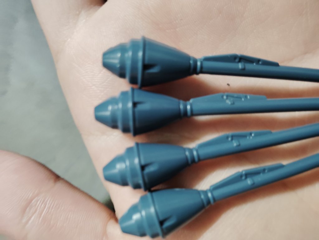 私、シュツルムファウスト大好きなんですよね。見た目は現実のパンツァーファウストまんまだし、とりあえず付けときゃ雰囲気出るしだから4本も付けてくれてありがたいです。