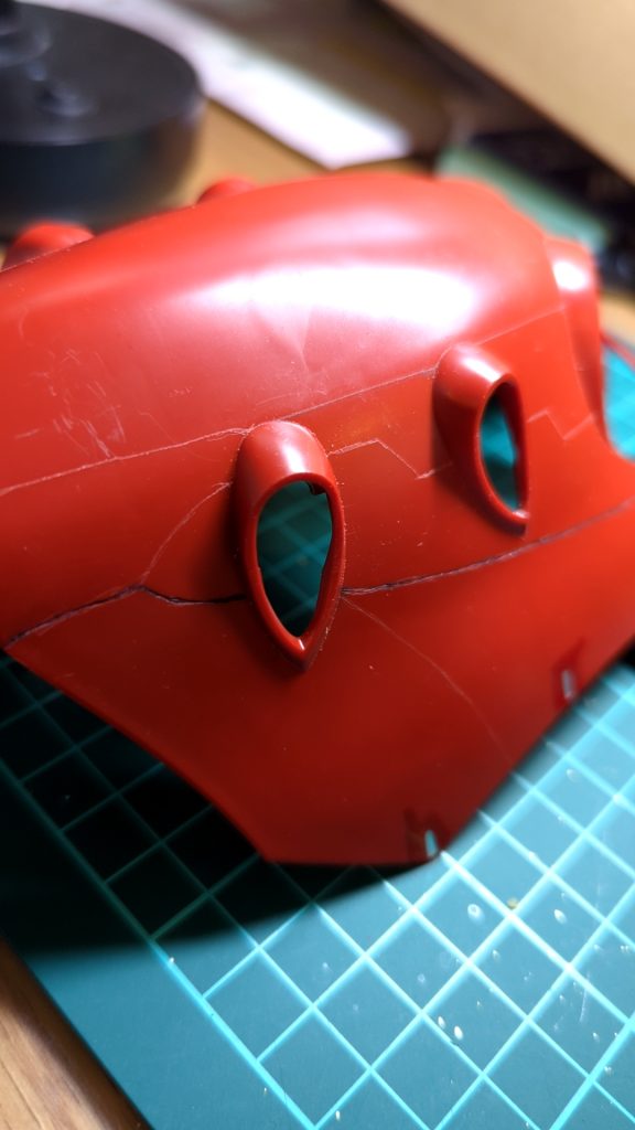 同僚のガンプラ師匠より、ノッペリしてますねー。筋彫りを施しなさいとの指示があり、やってはみたものの、やらなければよかったなと思いました。