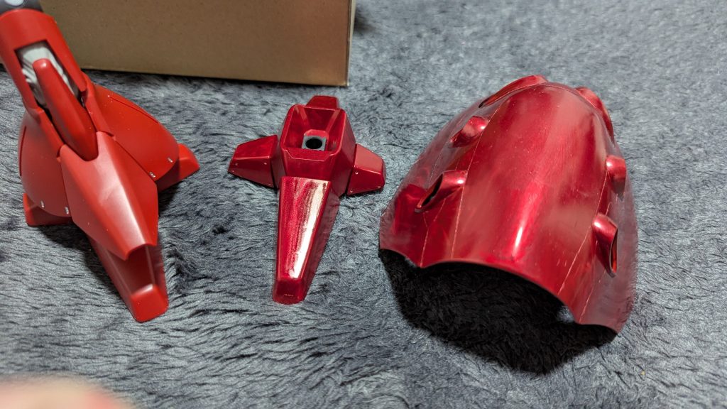 皆さんのメタリックな塗装見てたら、綺麗だなーと思い、ガンダムマーカーのロイヤルメタレッドの発色が良かったので、頑張って塗ったはいいがムラが酷すぎて、全部洗い流しました。