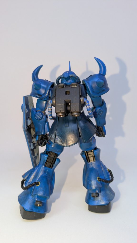 背面から。バーニア追加の為にパテ盛りしてます。サイド部分のパイプにも元々バーニア追加予定でしたが下半身にバーニア盛りすぎてバランス悪かったので動力パイプへ変更してます。