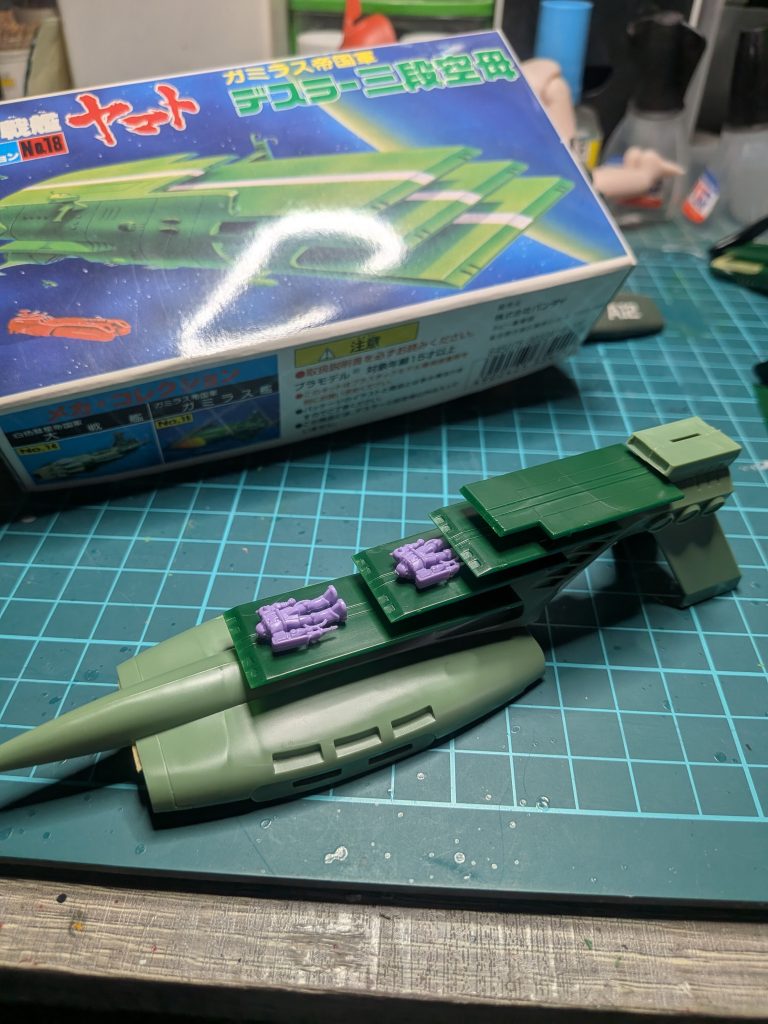 ムサイの三段砲塔を廃し、甲板を乗せてみましたが空母の迫力がまったく出ません。