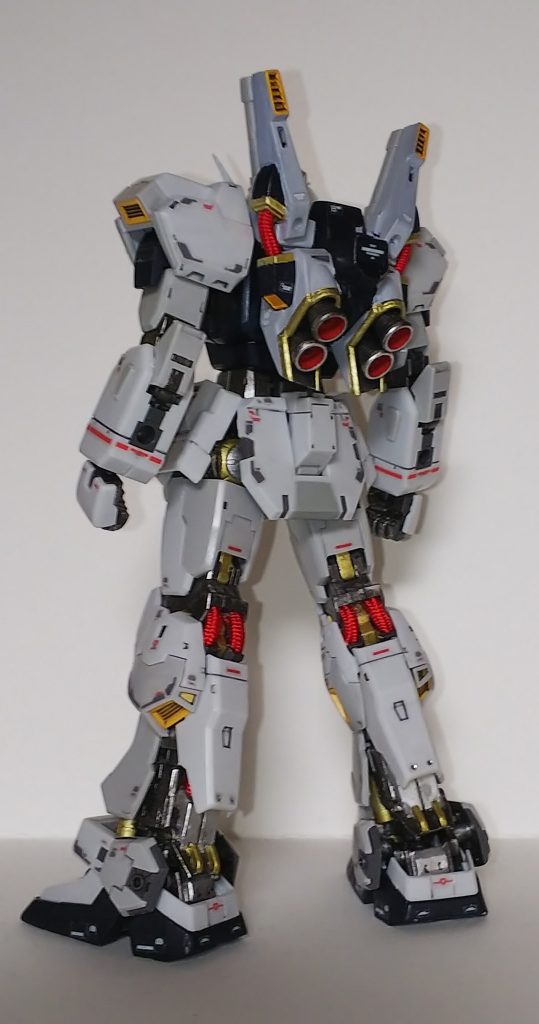 出来上がってからも…少し加工してみたり、塗料買い揃えてペタペタ塗って部分塗装して楽しんだり、一部パーツ変えて楽しんだり、シールもいっぱい付いてたからペタペタ貼って楽しかったですね、改めてガンプラ楽しいなぁって思って、ここから色々広がっていきましたね、なんか懐かしい😀