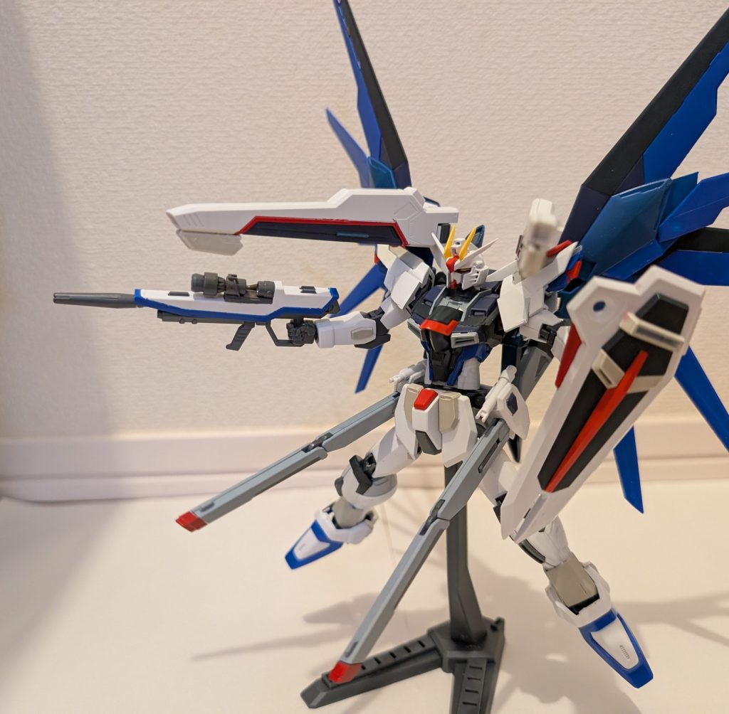 ハイマットフルバースト&nbsp;ウイングを1センチほど延長しています。バラエーナに小羽を追加したり、色分けを数種類使用して、MGver2.0や上海をイメージして作成しました。
