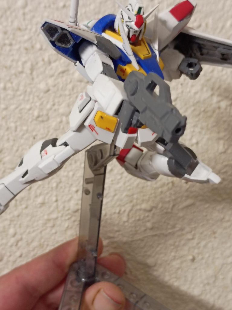 私の意見では、0ガンダムは数あるHGキットの中でも特に可動性に優れたキットの一つです。このスケールで求められるあらゆる可動範囲と動きを実現しています。