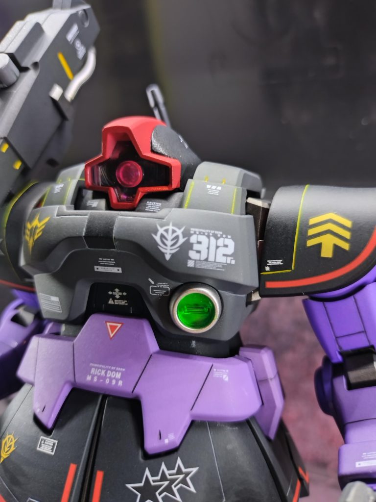 モノアイ等は蛍光塗料でブラックライトで照らすと光るようになっています!&nbsp;