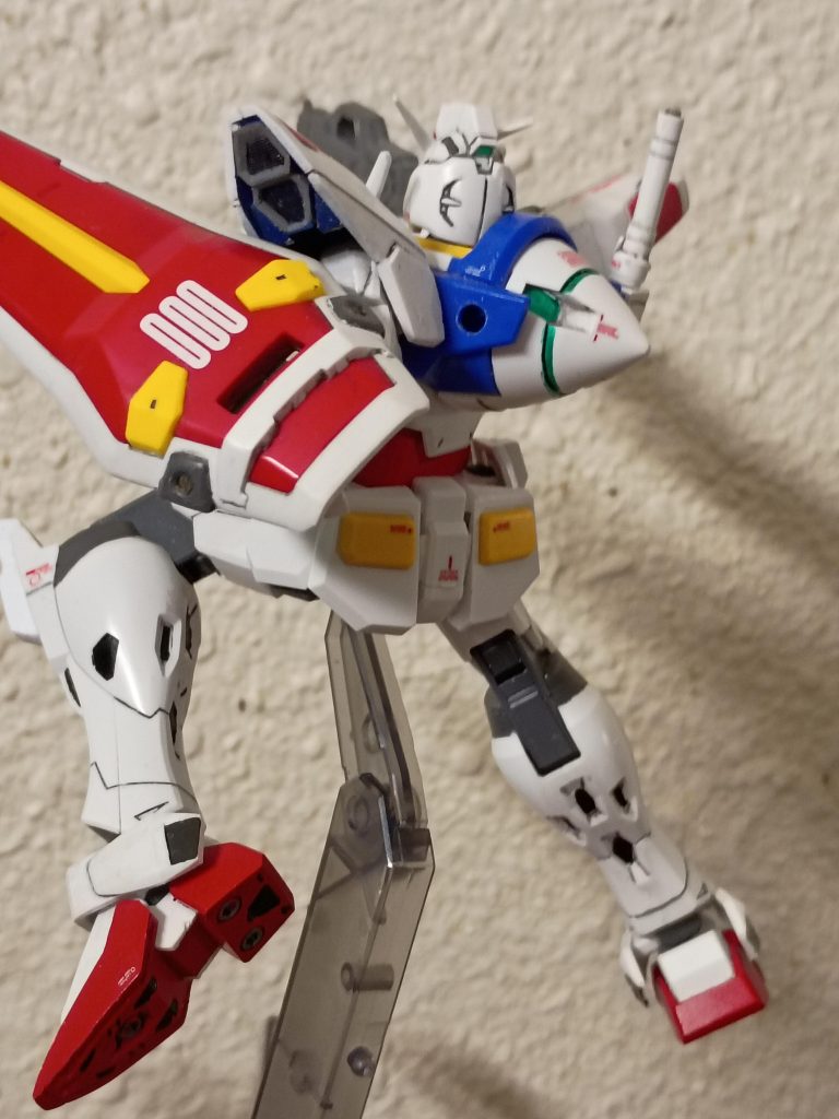 今回の改造では、ストライクガンダムのシールドを使いたかったんです。これはEGストライクガンダムのものです。接続部分にプラ板を数枚接着して少し加工し、穴を開けました。前腕にもプラ板を追加したので、そこに穴を開けて標準のシールドブラケットを使って取り付けました。