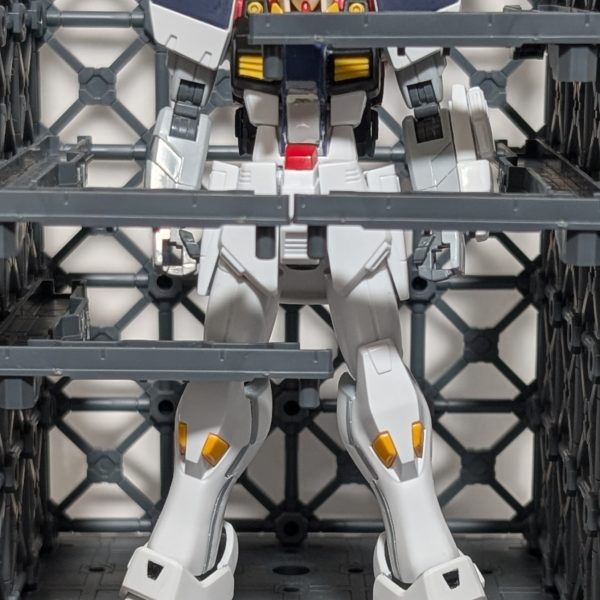 Twitterで腕をクロスボーン魔王にしてF91のパーツを付ける、という天才的な方がいらしたので、真似てみた。あとは溝を埋めて…ヤスって整えて…塗装。完成させたいですな。（2枚目）