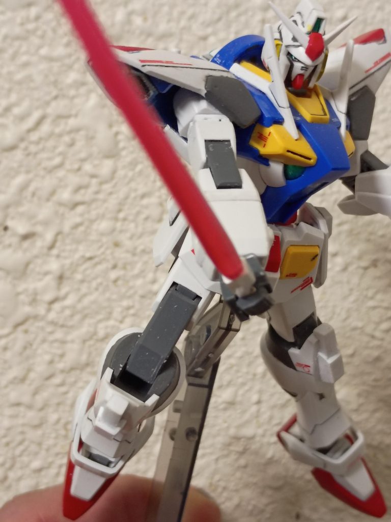 残念ながら、この撮影中にオリジナルのビームサーベルの柄が折れてしまいました😭。そのため、予備のダブルオーガンダムのビームサーベルの柄を借用しました。