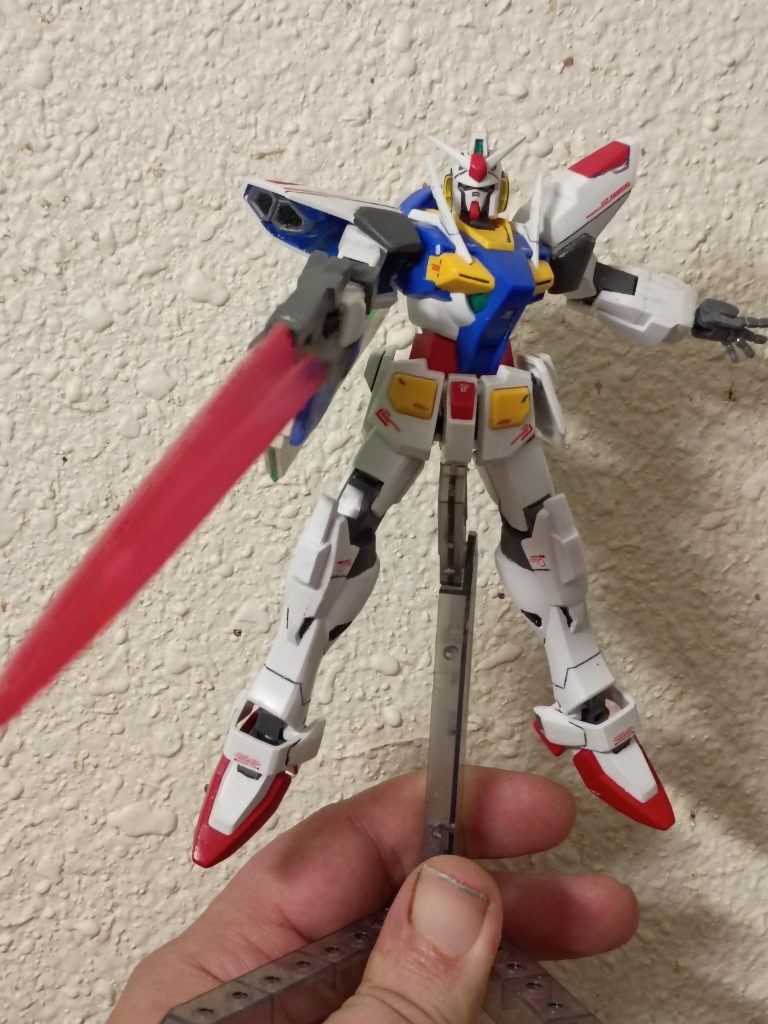 今回の製作で一番気に入っているのはこの部分です。どうしてもGNソードIIIを取り付けたかったんです。少し考えた末、マグネットをいくつか使って前腕に取り付けるパーツを改造することにしました。結果的に、0ガンダムにぴったりとフィットして、とても気に入っています。