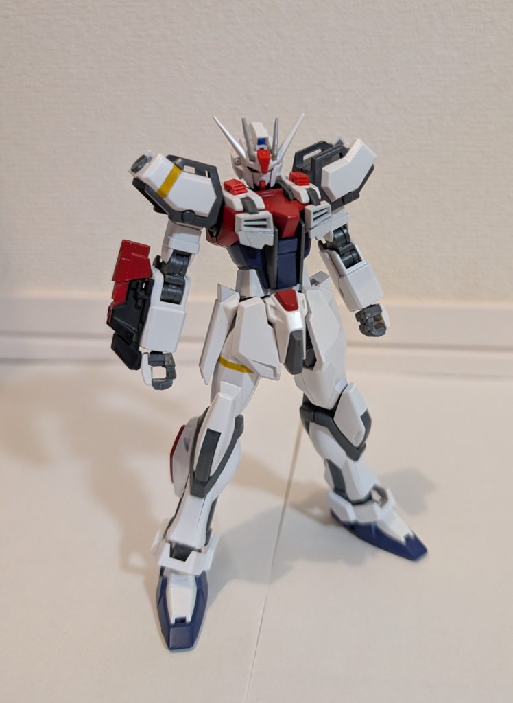 肩のアーマーは外せます。肩と太ももの黄色のラインがお気に入りです。ソードの肩アーマーは、HGパーフェクトの時はサイドが可動していたような気がします。オプションパーツの物は動かないので、ポージングに少し支障が出るなと思いました。本来はEGに付けるものだから、あっちなら問題ないのかな。