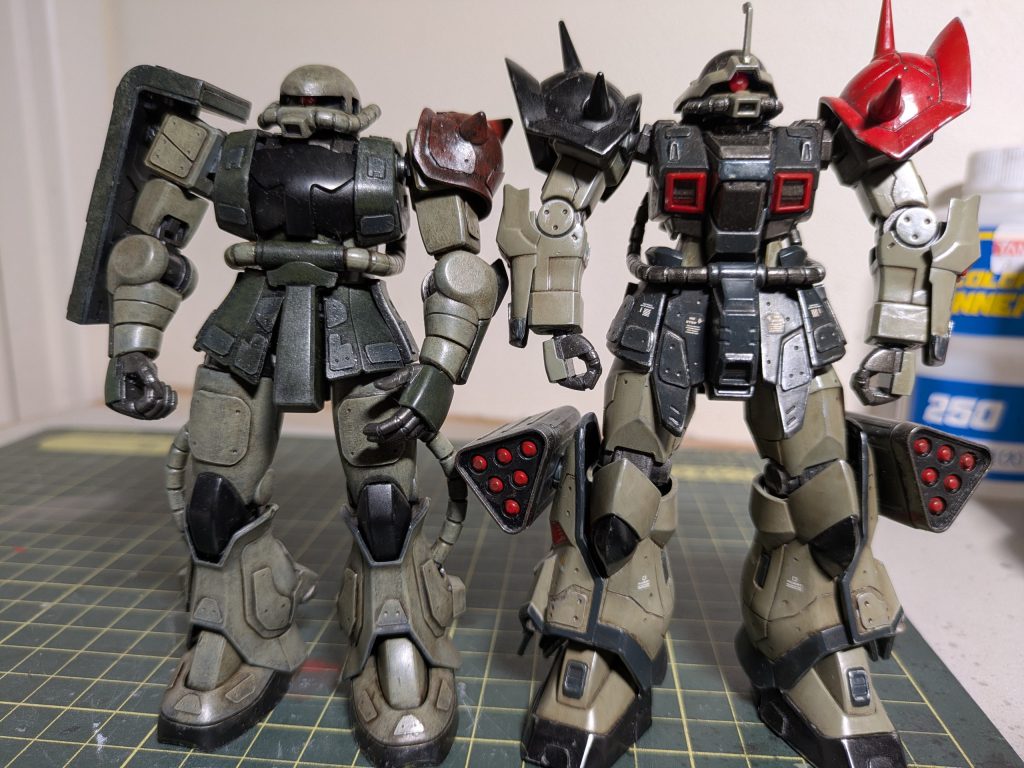 単色塗りと多色重ね塗りの違いわかるでしょうか？🤔多色重ね塗りの方がより深みが出たような気がします。😃今回「多色重ね塗り」をやってみて、とても面白かったです。渇きが早いので、筆で下地を引っ張ることもなく、サクサク塗れて良いですね。😃塗料はなるべく原液で塗りました。筆先に少量つけ、キッチンペーパでならしてから塗るのですが、こすり取りすぎのようで、ドライブラシ状態になり、筆先が跳ね上がってしまいました…。😵また、皿の塗料が乾いた時にほんの少しだけ水を足したのですが、その加減が難しく、多いと下地を潰してしまいました。今後は丁度良いところを探して行こうと思います。😁