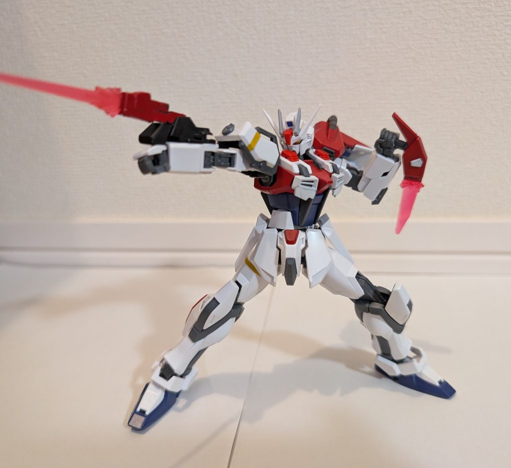 素体の時は、ビームトンファーとビームブーメランで戦闘します。インファイターな機体