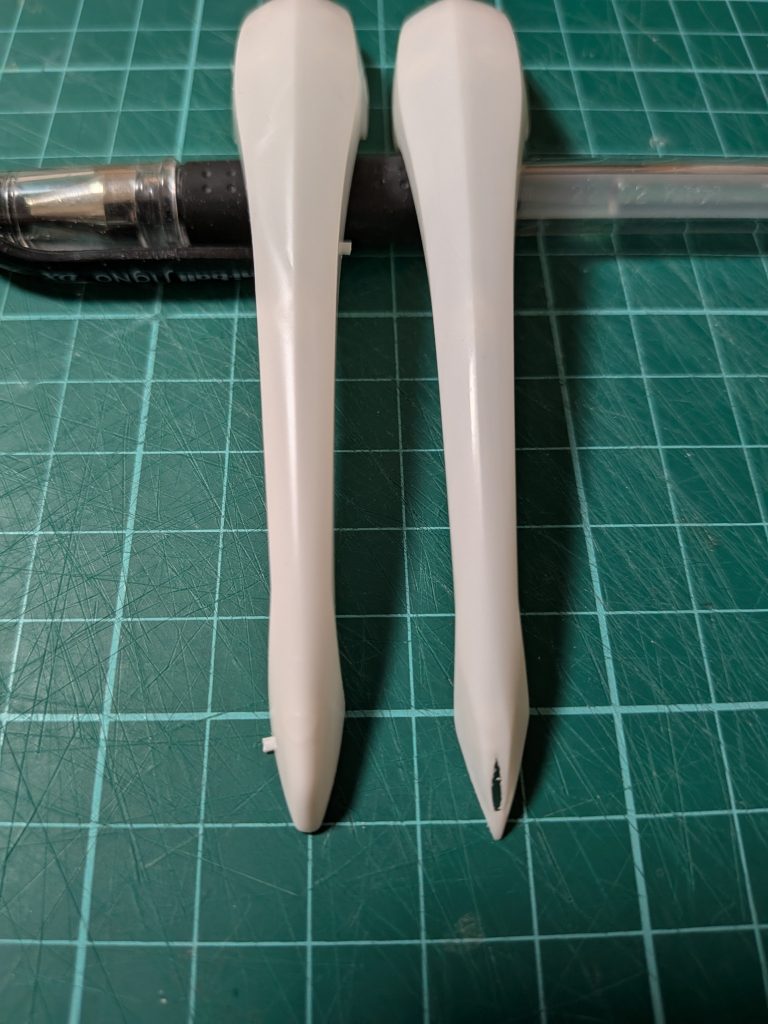 後頭部のシャープ化。穴が開いた所にプラ板で羽根?を付けています。