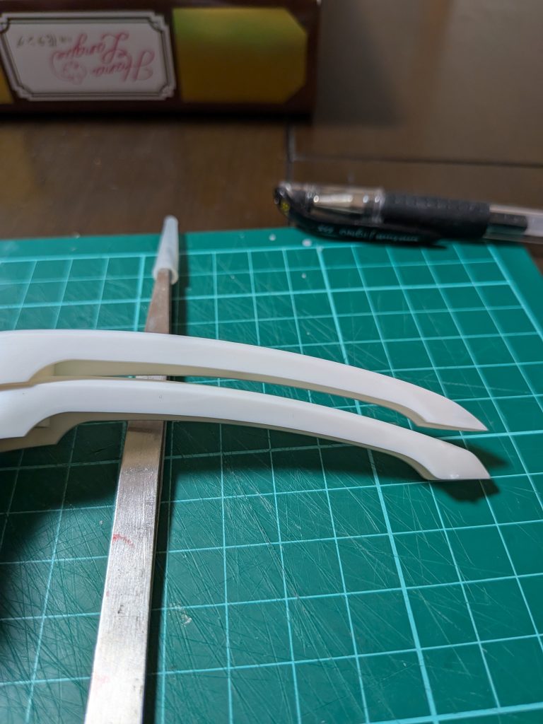 後頭部の上下を削ってシャープ+小型化。