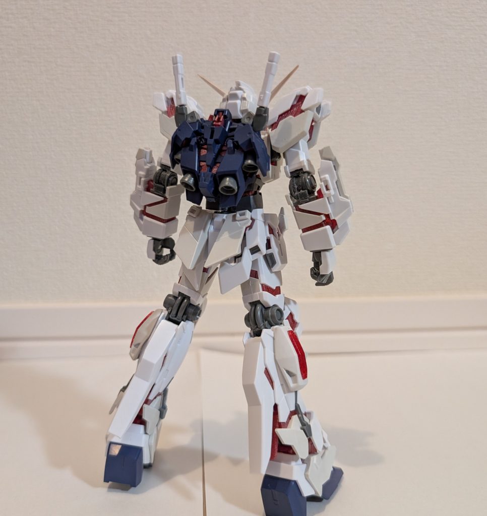 マスクパーツ→ビルドストライクアンテナ→位置変更肩アーマー→大型化肘関節→大型化腹部→延長ビームマグナム、シールド→MGの物を使用肘が貧弱なのが気に入らなかったので、ボールデンアームズの物を使用して、安定させました。