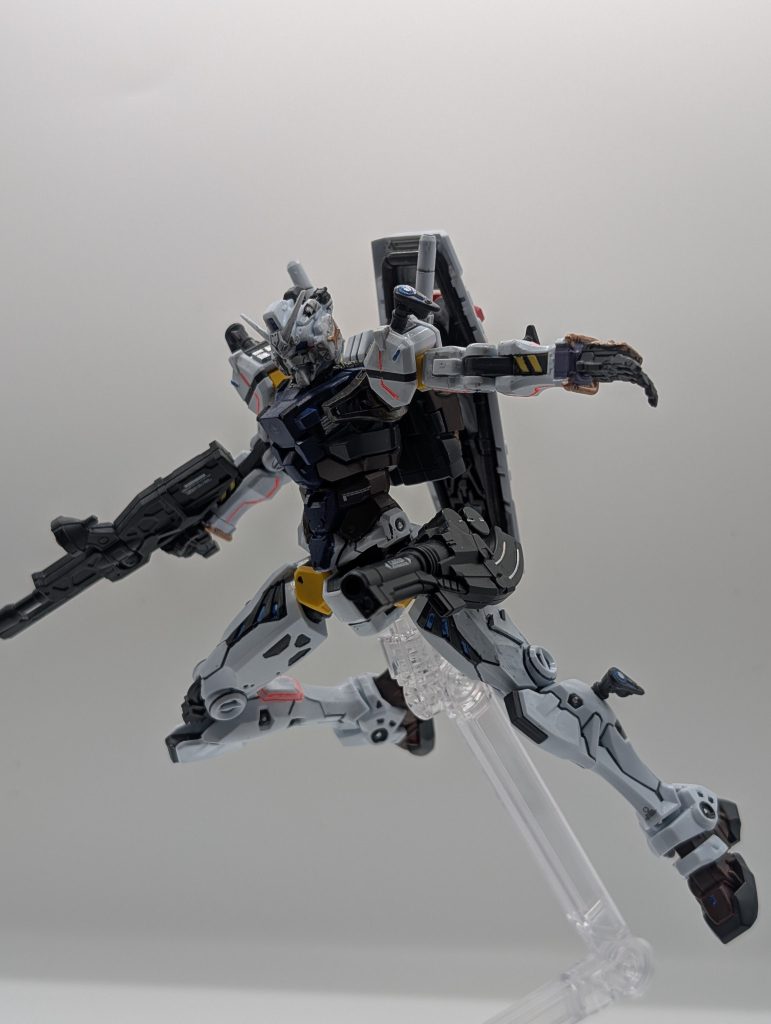 太腿に3ミリ穴を開け、オリジン版ガンダムの肩キャノンを装備