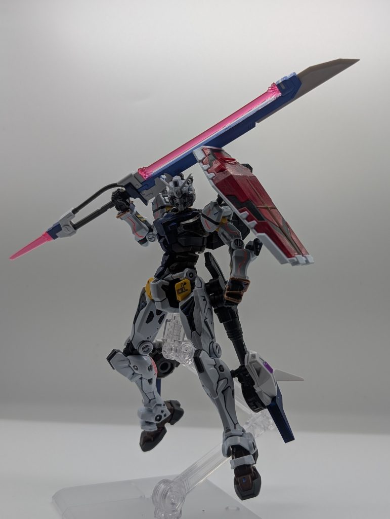 ソードストライカー装備パンツァーアイゼンはつけられるんですがパーツを無くしてしまい断念しました。脚部に追加スラスターを装備、ガンダムフレームの胴体部分と他ジャンクパーツで作成し、キットに付属しているジョイントパーツを埋め込んで接続してます。シールドはマイダスメッサーなどと同じ位置に装備させました。