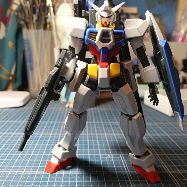 紅白には余裕で間に合わなかったガンダムAGE-1です。名前は未定なのでよろしければ案を出して貰えると嬉しいですあと使用塗料を書いた方がいいかも一応教えてもらえると嬉しいです。一応白組だったので赤は一切使わないで塗装します。今回は境界戦機のパーツが安売りされていたので買ってくっ付けてみました。あとはヤスリがけをして塗装したら完成の予定です。&nbsp;&nbsp;…こんな重武装にしてスラスター減らしちゃったら動かないんじゃないかな…（2枚目）