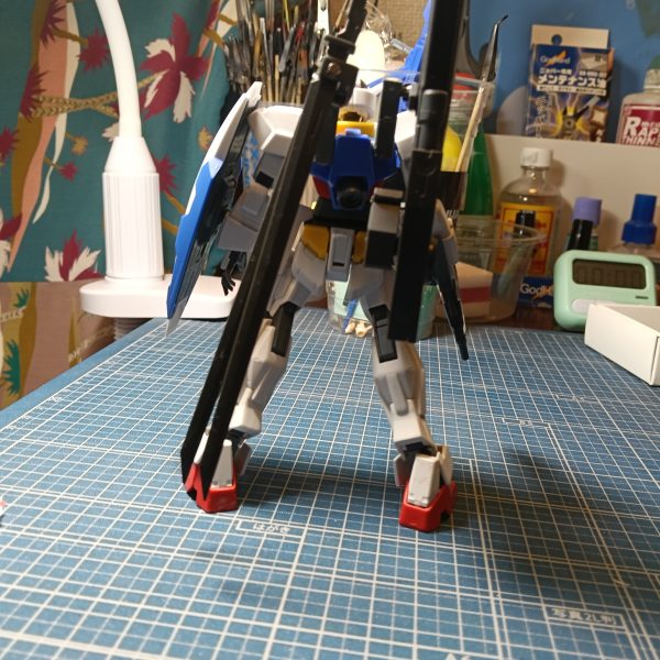 紅白には余裕で間に合わなかったガンダムAGE-1です。名前は未定なのでよろしければ案を出して貰えると嬉しいですあと使用塗料を書いた方がいいかも一応教えてもらえると嬉しいです。一応白組だったので赤は一切使わないで塗装します。今回は境界戦機のパーツが安売りされていたので買ってくっ付けてみました。あとはヤスリがけをして塗装したら完成の予定です。&nbsp;&nbsp;…こんな重武装にしてスラスター減らしちゃったら動かないんじゃないかな…（3枚目）