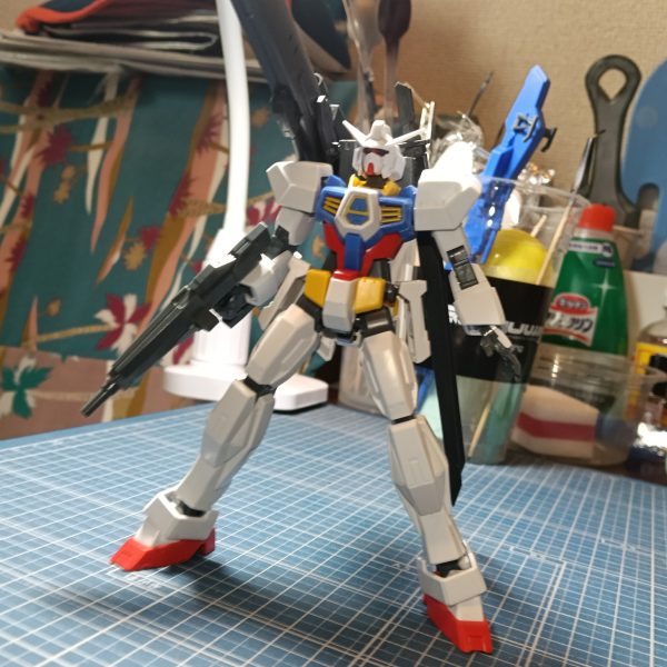 紅白には余裕で間に合わなかったガンダムAGE-1です。名前は未定なのでよろしければ案を出して貰えると嬉しいですあと使用塗料を書いた方がいいかも一応教えてもらえると嬉しいです。一応白組だったので赤は一切使わないで塗装します。今回は境界戦機のパーツが安売りされていたので買ってくっ付けてみました。あとはヤスリがけをして塗装したら完成の予定です。&nbsp;&nbsp;…こんな重武装にしてスラスター減らしちゃったら動かないんじゃないかな…（4枚目）