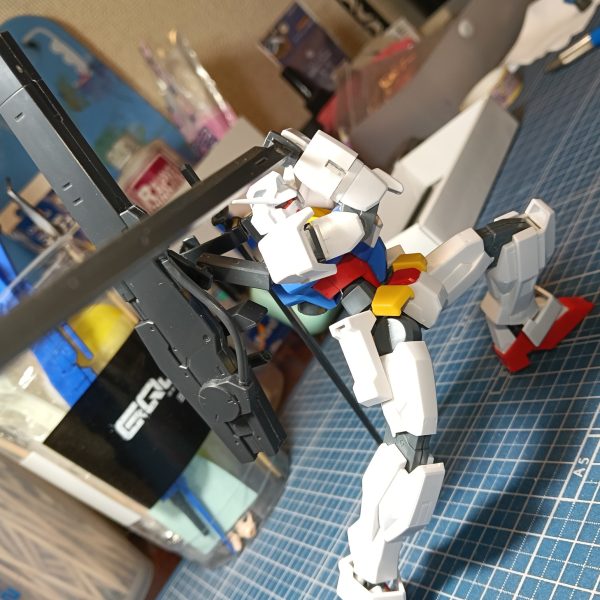 紅白には余裕で間に合わなかったガンダムAGE-1です。名前は未定なのでよろしければ案を出して貰えると嬉しいですあと使用塗料を書いた方がいいかも一応教えてもらえると嬉しいです。一応白組だったので赤は一切使わないで塗装します。今回は境界戦機のパーツが安売りされていたので買ってくっ付けてみました。あとはヤスリがけをして塗装したら完成の予定です。&nbsp;&nbsp;…こんな重武装にしてスラスター減らしちゃったら動かないんじゃないかな…（5枚目）