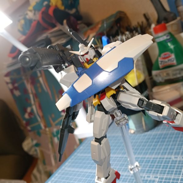 紅白には余裕で間に合わなかったガンダムAGE-1です。名前は未定なのでよろしければ案を出して貰えると嬉しいですあと使用塗料を書いた方がいいかも一応教えてもらえると嬉しいです。一応白組だったので赤は一切使わないで塗装します。今回は境界戦機のパーツが安売りされていたので買ってくっ付けてみました。あとはヤスリがけをして塗装したら完成の予定です。&nbsp;&nbsp;…こんな重武装にしてスラスター減らしちゃったら動かないんじゃないかな…（6枚目）