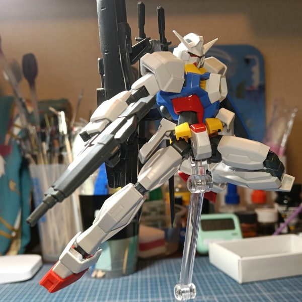 紅白には余裕で間に合わなかったガンダムAGE-1です。名前は未定なのでよろしければ案を出して貰えると嬉しいですあと使用塗料を書いた方がいいかも一応教えてもらえると嬉しいです。一応白組だったので赤は一切使わないで塗装します。今回は境界戦機のパーツが安売りされていたので買ってくっ付けてみました。あとはヤスリがけをして塗装したら完成の予定です。&nbsp;&nbsp;…こんな重武装にしてスラスター減らしちゃったら動かないんじゃないかな…（7枚目）