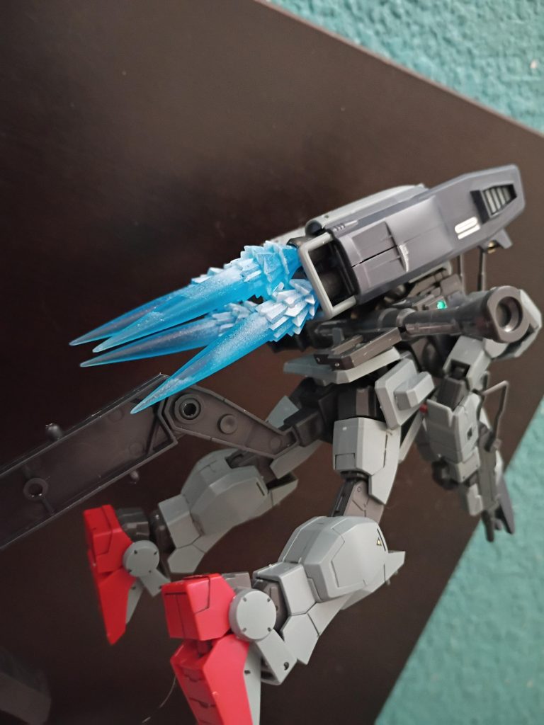 スラスター後部カバーの穴をドリルで開けました。反対側もまだ作業が必要です。