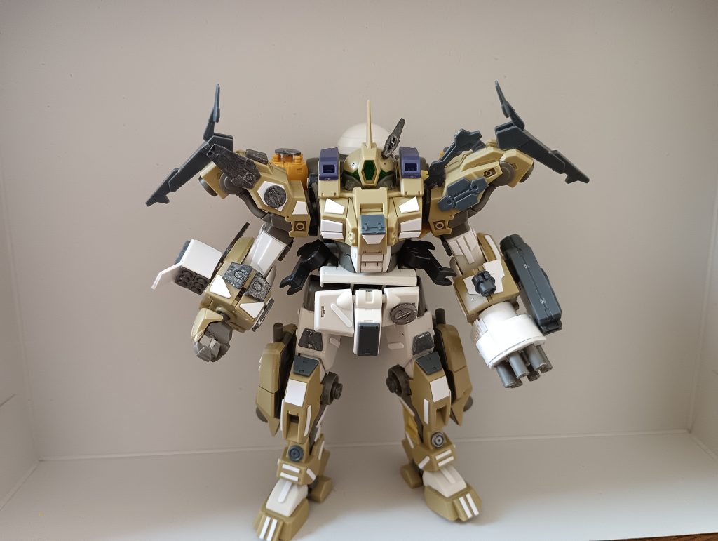 塗装前です。（右腕についてるミサイルポッドは塗装のときに消えた、、、）