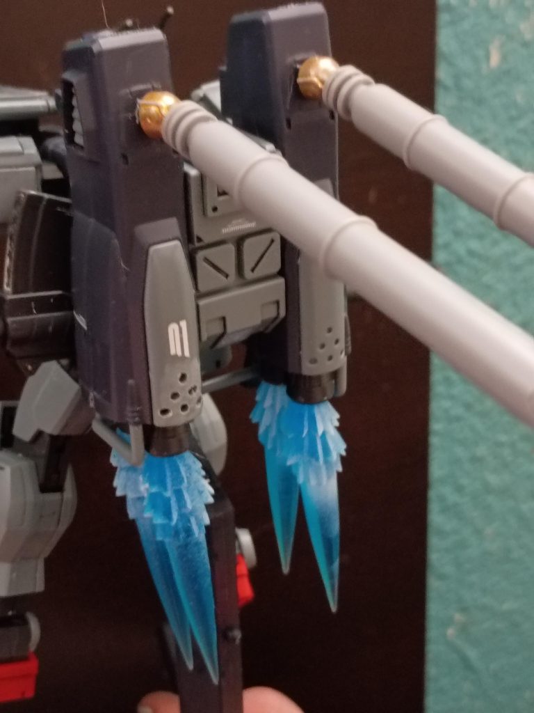 HGUCハイニューガンダムの燃料タンクも追加しました。ボールジョイント部分を切り落とし、3mmの穴を開けてランナーの切れ端を取り付け、3mm径のピン状に加工しました。