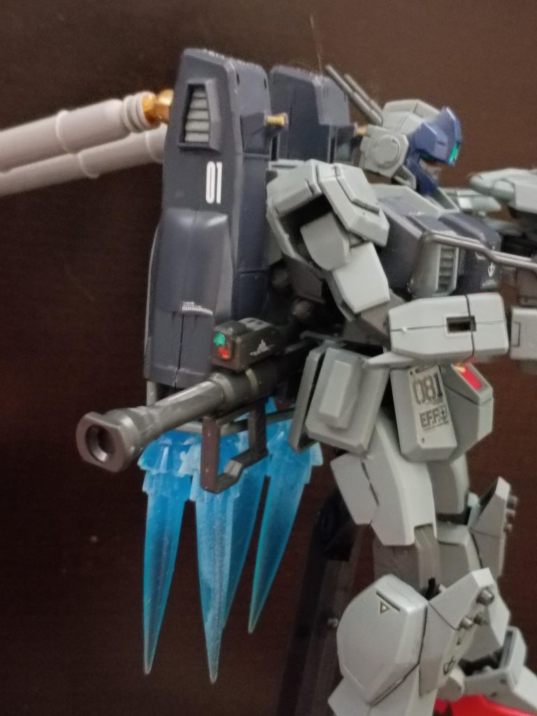 ご覧のとおり、ロボット魂のエフェクトパーツを使ってブースターエフェクトを作ってみました。スラスター部分に磁石をいくつか接着し、スラスターエフェクトパーツにもいくつか穴を開けて磁石を埋め込んで接着しただけです。