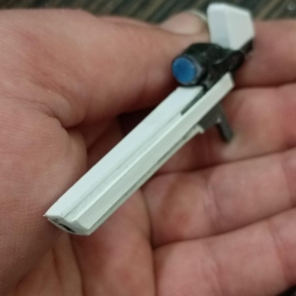 皆さん、こんにちは。現在制作中の新しい武器をご紹介します。元々はコマンドクアンタのライフルをベースにしていますが、大幅に改造を加えました。センサー部分は、地元の店で購入した色付きの宝石を使って作りました。滑らかな表面にするために、ヤスリで削る必要がありました。銃身はガンダムダブルエックスのサテライトキャノンの一つを使用しています。（2枚目）