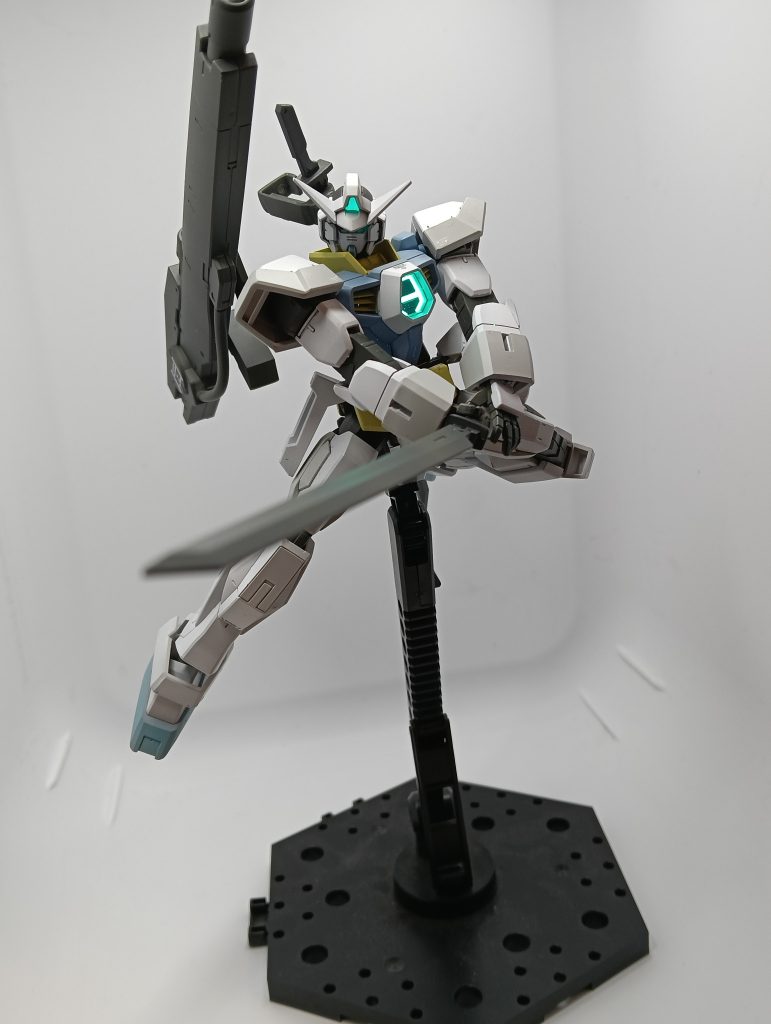 何も終わっちゃいない！何も終わっちゃいないんだ！俺にとって紅白は、続いたままなんだ！...という訳でガンダムAGE-1(仮)でした。名前はそのうち変わるかも？今回は明るい色にするために黒下地を封印してグラデーションもほぼ無しにしたんですが、久しぶりのベタ塗りがすごく下手くそになっていて悲しかったですｗあと今回はやすりがけ中にどうしても塗装したくなってしまったのでゲート跡がかなり目立ってしまっているのも反省点です。だってしばらく塗装してなかったんだもん...こうならないようにする方法って何かあるんですかね常時同時制作とか？ｗ最後までお読みいただきありがとうございました。