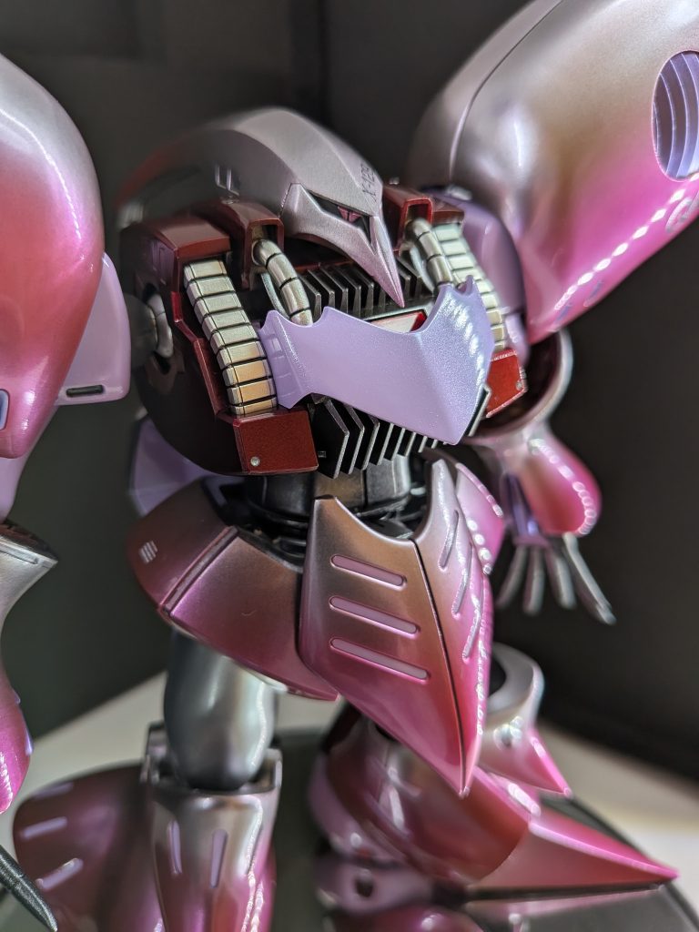 ピンクとシルバーでグラデーションし、胸部や上腕等はラベンダー+ガラスパールで塗装して色の強弱をつけてみました😁