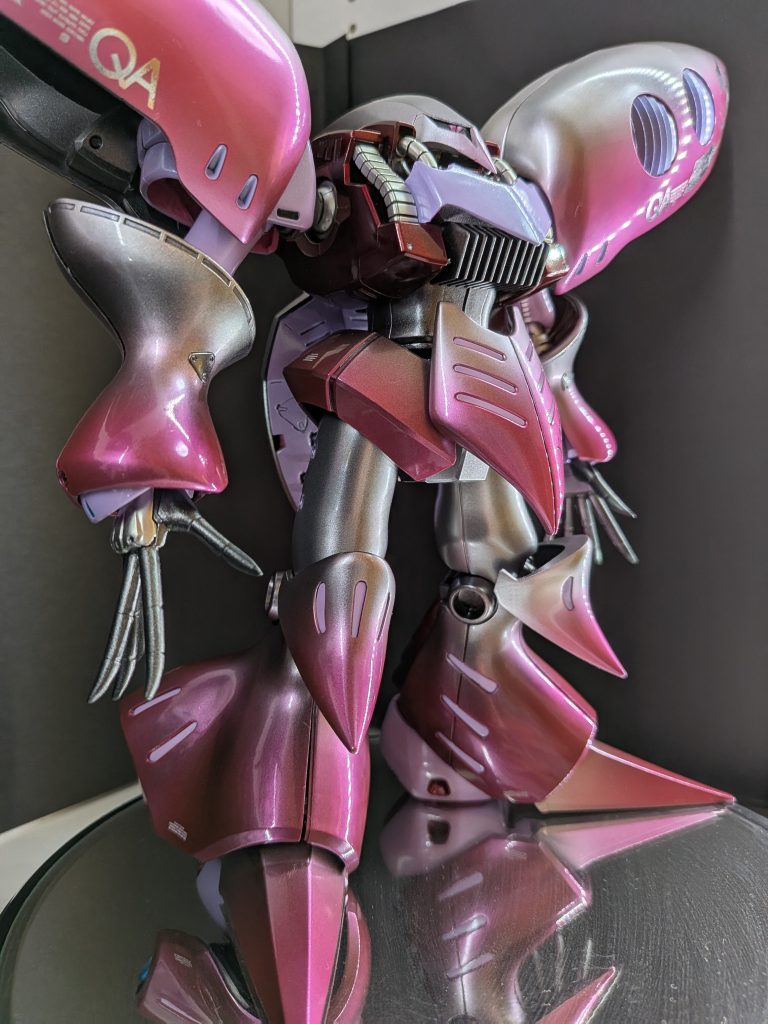 行きつけの中古ショップで購入した組み立て済キュベレイですが、愛情いっぱい込めて制作しました。塗装イメージは妻にヒントをもらいながら配色してみました😅私だけだと、こういった配色にはなかなか辿りつけなかったので、完成した今は良い勉強になってくれたキュベレイさんです。