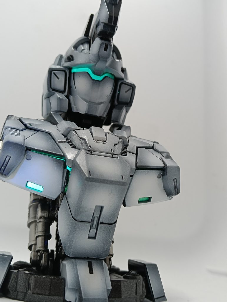 今回はこんな感じでセンサー類とサイコフレームがブラックライトで発光します。