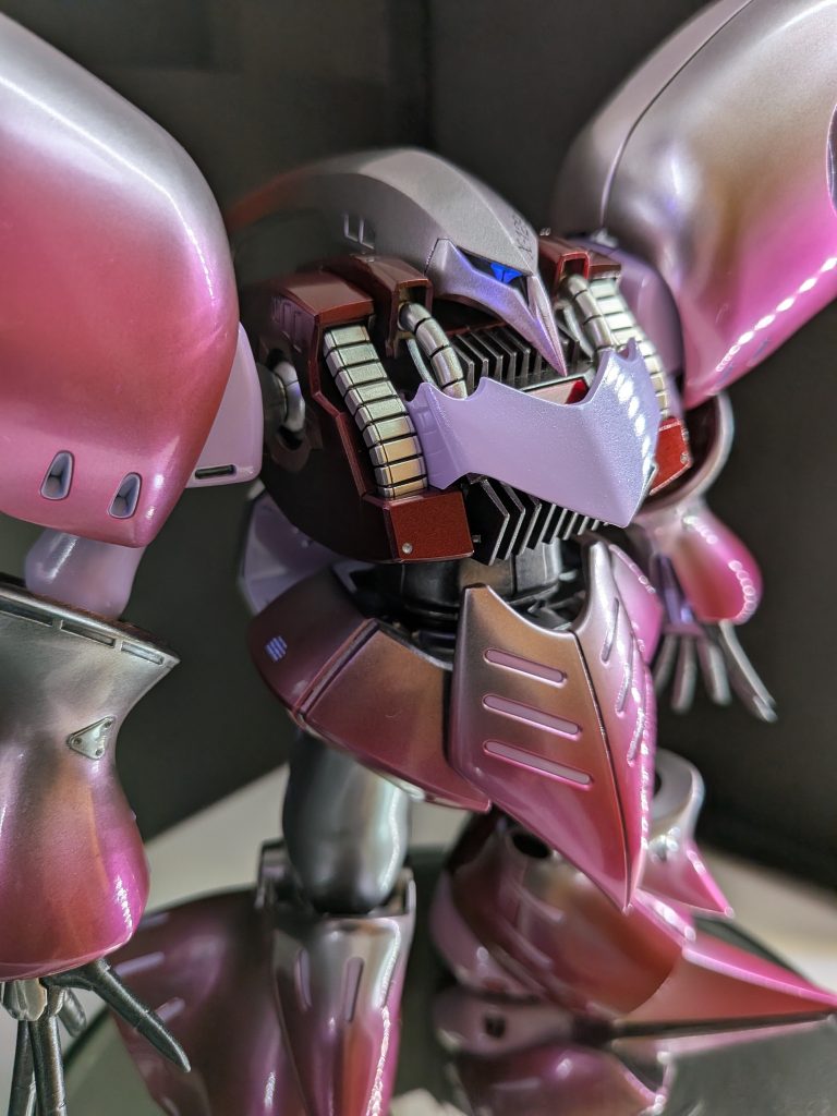 頭部は顎先とヒサシ部分を尖らせてキツい印象になるように少し削っています。ブラックライトでピンクに発光させたかったんですが…青くなってしまいました😅