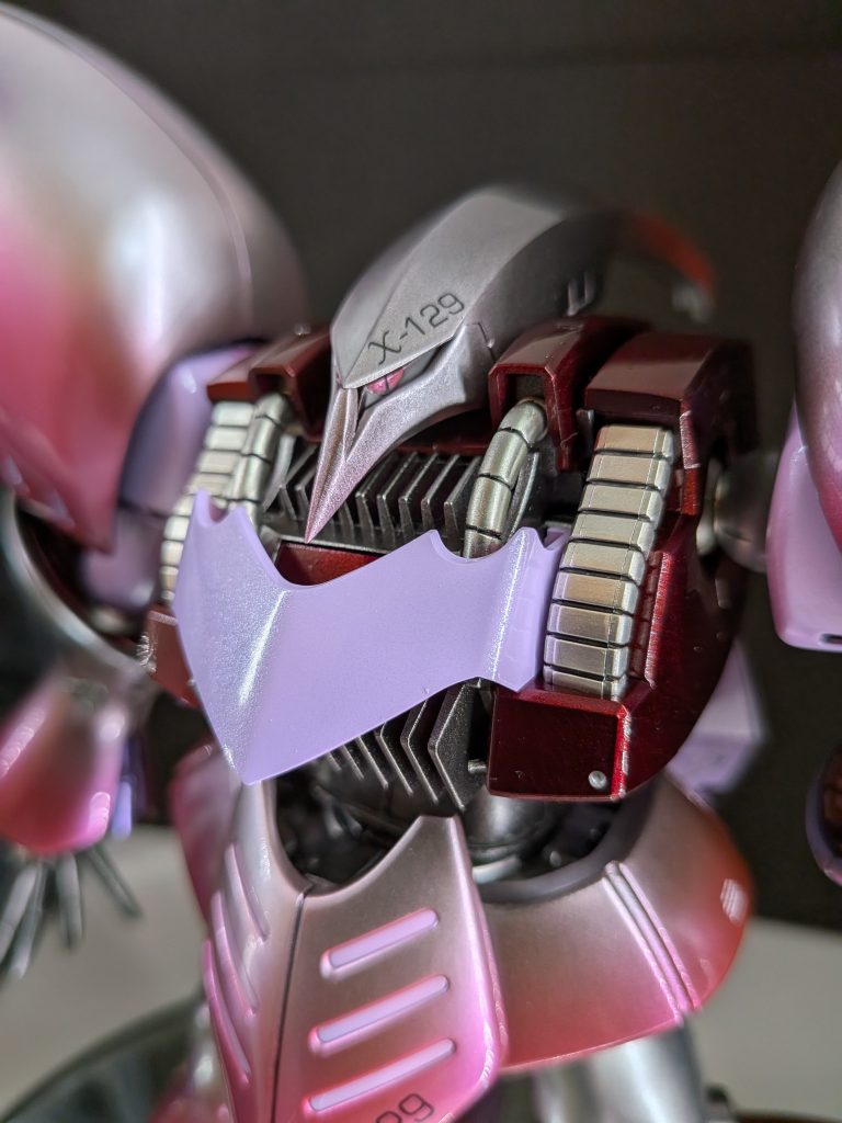 額から後頭部にかけての角を立たせてシャープなイメージにしています。後頭部の先端のボテっとした部分も削り、プラ板で小さな羽根?みたいな感じにしてみました😁