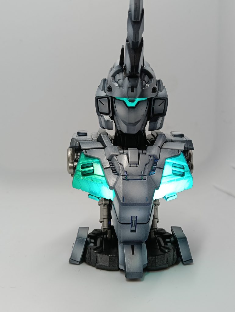 今回こだわったサイコフレームの塗装です。ブラックライトでも発光するんですが、