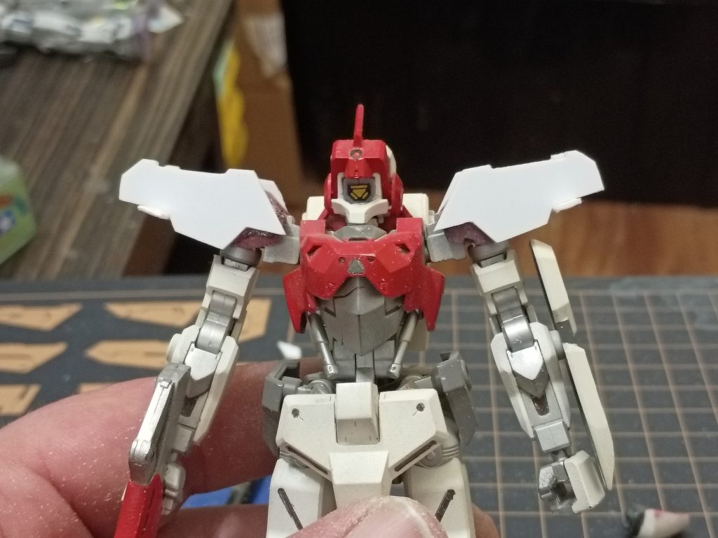 肩当ての作り方はこんな感じです。私が持っているカッティングマットのデザインを参考に、1mm厚のプラスチックシートから切り出しました。