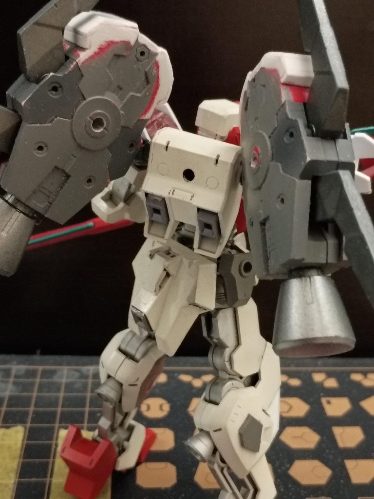 ここでは、30MMシリーズのジョイントパーツを使ってブースターがバックパックにどのように取り付けられているかを見ることができます。