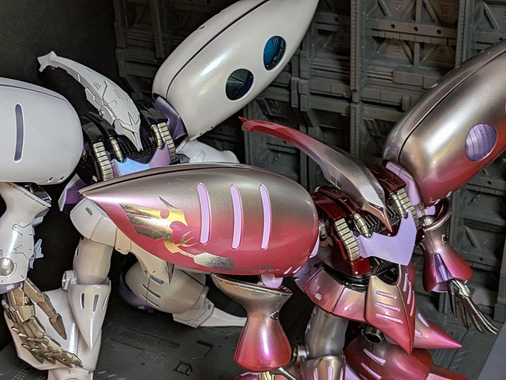 ドッグ内のキュベレイ夫婦😁今回のキュベレイの配色は妻にヒントをもらいながら塗装し、我が家の紅白キュベレイ完成です😊