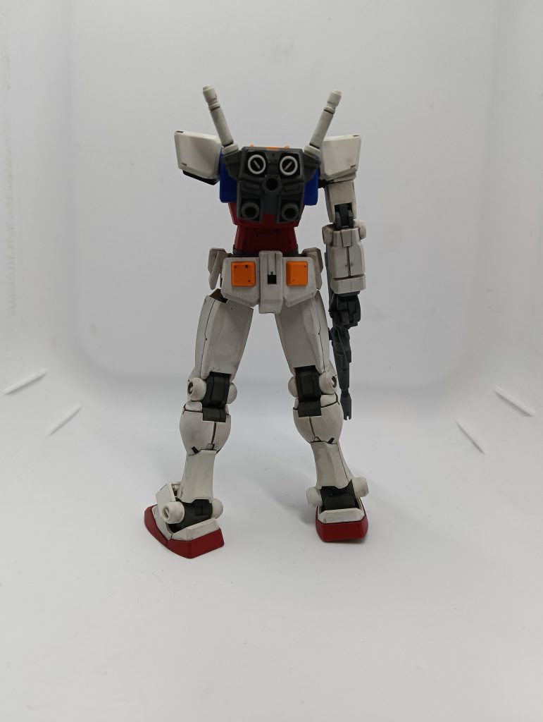 背面はこんな感じです腰部に謎の点が...ここからはポージングをしていきます